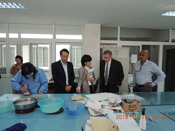 美方PTLP公司参观安徽省档案局的修复现场