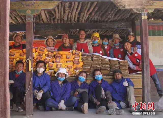 西藏自治区古籍保护中心工作人员和大学生志愿者整理古籍后合影
