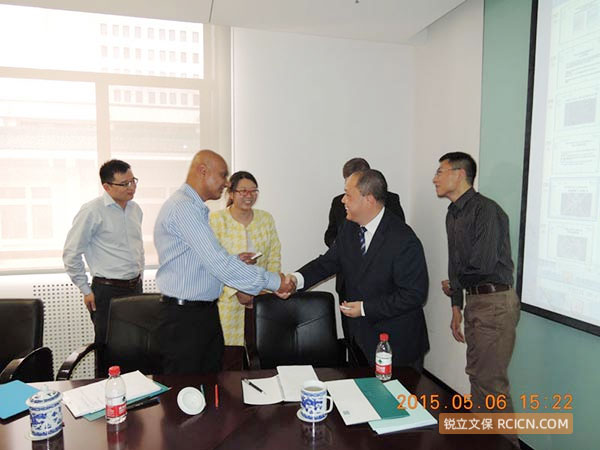 中国国家图书馆副馆长陈力先生与美方瑞吉先生进行技术交流