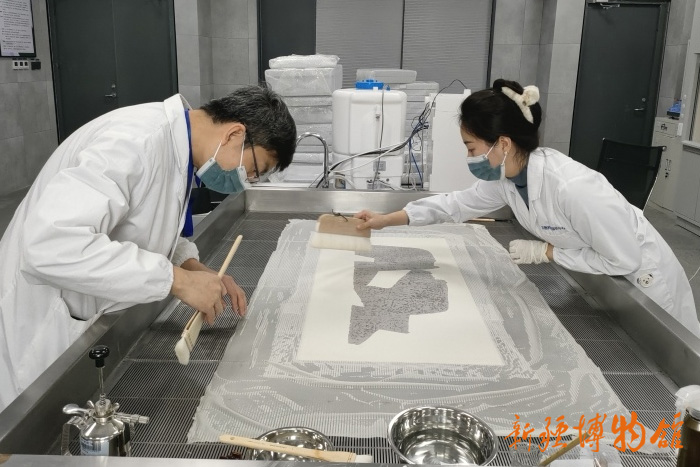 新疆博物馆文物科技保护中心 | 杨华和宋心怡在修复纸质文书