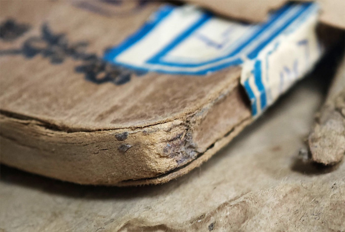 严重酸化损毁的纸质文献